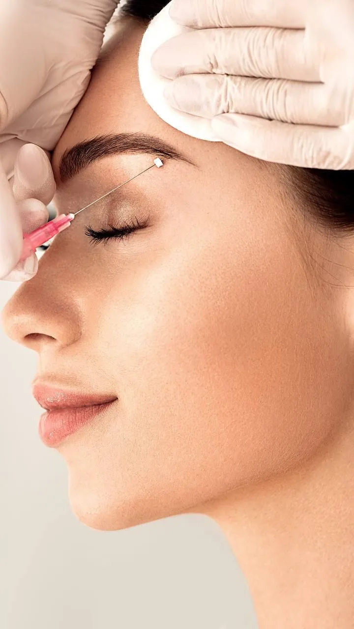 perfil de rosto feminino com um fio de PDO próximo à sobrancelha